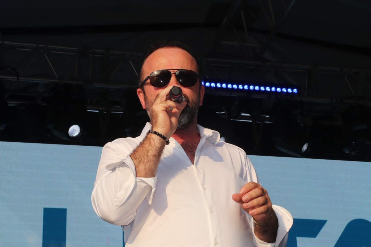 Trabzon, Arsin – Bu yıl ikincisi düzenlenen Arsin Kültür, Turizm, Sanat ve Yöresel Ürünler Festivali, beşinci gününde de binlerce kişiyi Arsin Sahil Parkı'nda bir araya getirerek büyük bir coşkuya sahne oldu.