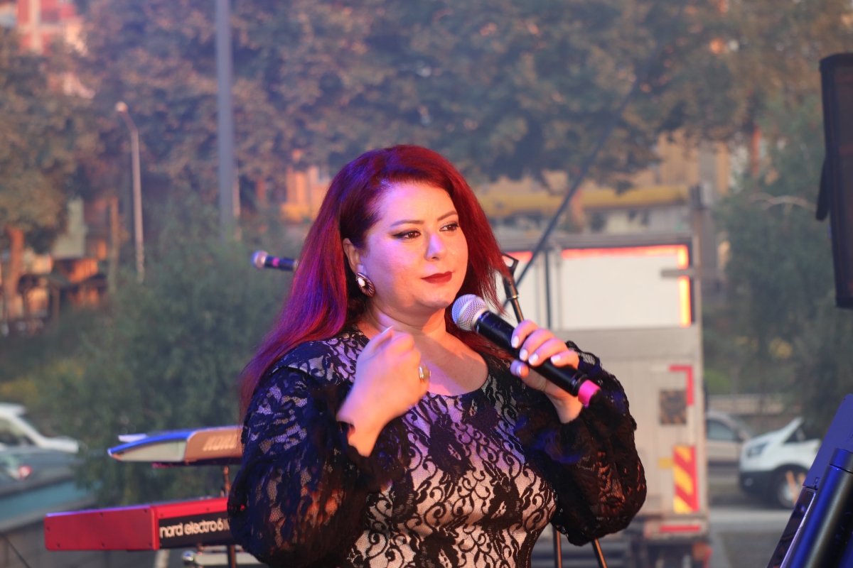 Trabzon, Arsin – Bu yıl ikincisi düzenlenen Arsin Kültür, Turizm, Sanat ve Yöresel Ürünler Festivali, beşinci gününde de binlerce kişiyi Arsin Sahil Parkı'nda bir araya getirerek büyük bir coşkuya sahne oldu.