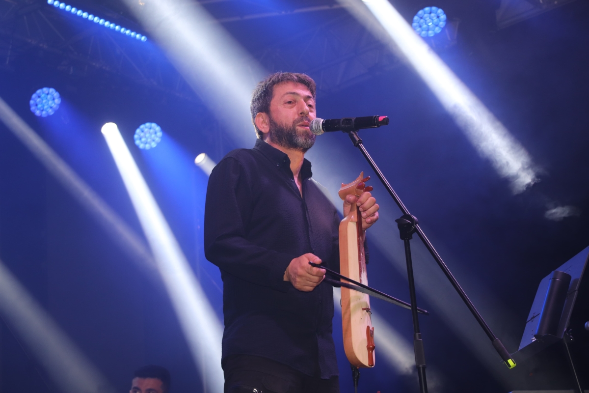 Trabzon, Arsin – Bu yıl ikincisi düzenlenen Arsin Kültür, Turizm, Sanat ve Yöresel Ürünler Festivali, beşinci gününde de binlerce kişiyi Arsin Sahil Parkı'nda bir araya getirerek büyük bir coşkuya sahne oldu.