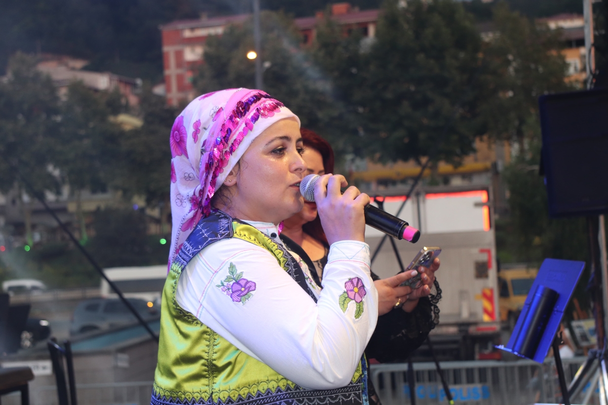 Trabzon, Arsin – Bu yıl ikincisi düzenlenen Arsin Kültür, Turizm, Sanat ve Yöresel Ürünler Festivali, beşinci gününde de binlerce kişiyi Arsin Sahil Parkı'nda bir araya getirerek büyük bir coşkuya sahne oldu.