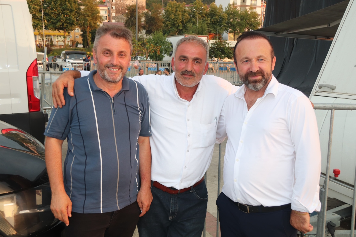 Trabzon, Arsin – Bu yıl ikincisi düzenlenen Arsin Kültür, Turizm, Sanat ve Yöresel Ürünler Festivali, beşinci gününde de binlerce kişiyi Arsin Sahil Parkı'nda bir araya getirerek büyük bir coşkuya sahne oldu.