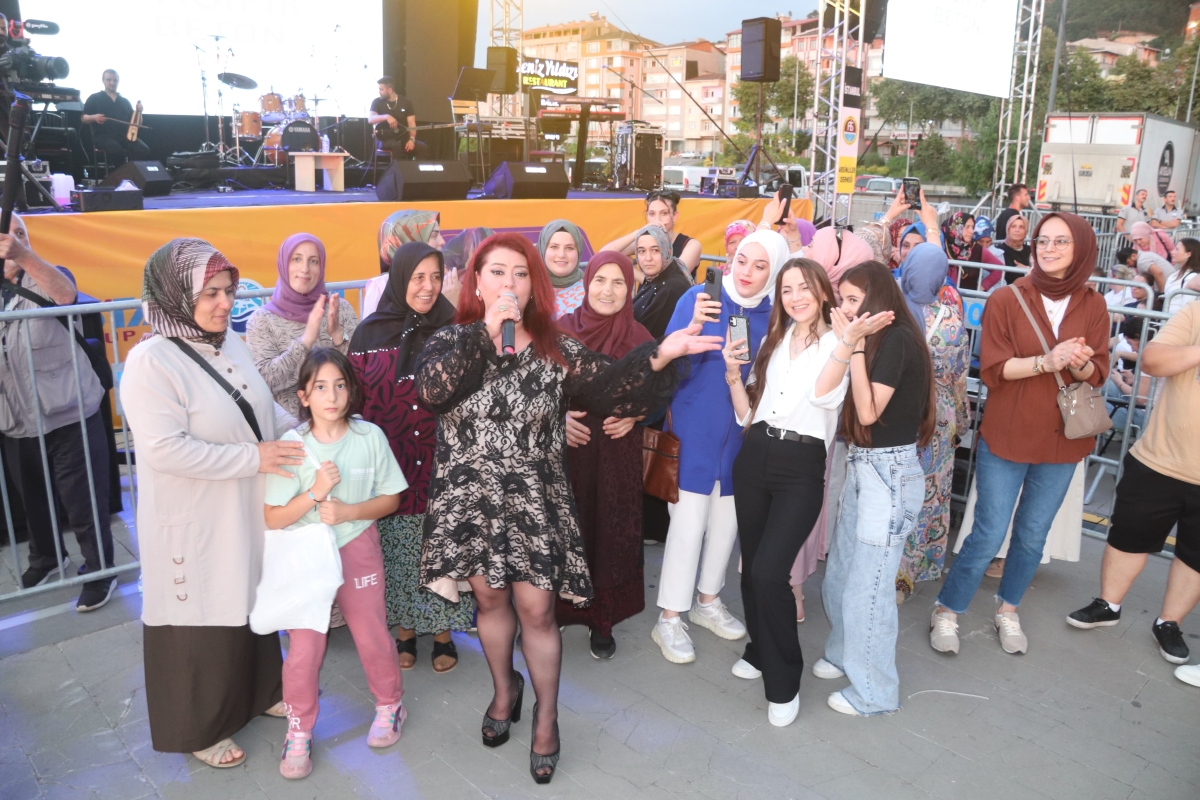 Trabzon, Arsin – Bu yıl ikincisi düzenlenen Arsin Kültür, Turizm, Sanat ve Yöresel Ürünler Festivali, beşinci gününde de binlerce kişiyi Arsin Sahil Parkı'nda bir araya getirerek büyük bir coşkuya sahne oldu.