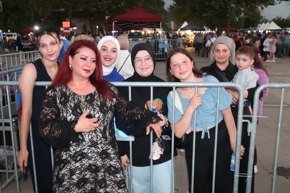 Trabzon, Arsin – Bu yıl ikincisi düzenlenen Arsin Kültür, Turizm, Sanat ve Yöresel Ürünler Festivali, beşinci gününde de binlerce kişiyi Arsin Sahil Parkı'nda bir araya getirerek büyük bir coşkuya sahne oldu.
