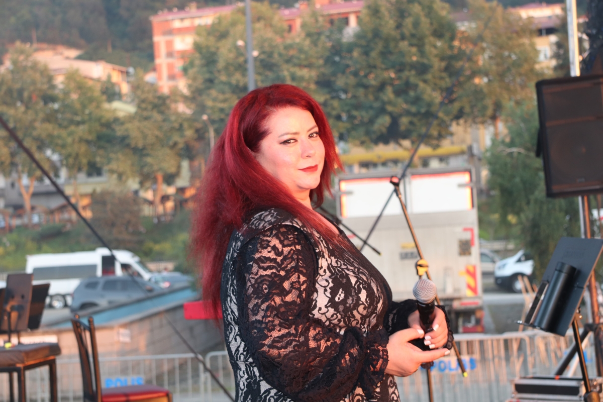 Trabzon, Arsin – Bu yıl ikincisi düzenlenen Arsin Kültür, Turizm, Sanat ve Yöresel Ürünler Festivali, beşinci gününde de binlerce kişiyi Arsin Sahil Parkı'nda bir araya getirerek büyük bir coşkuya sahne oldu.