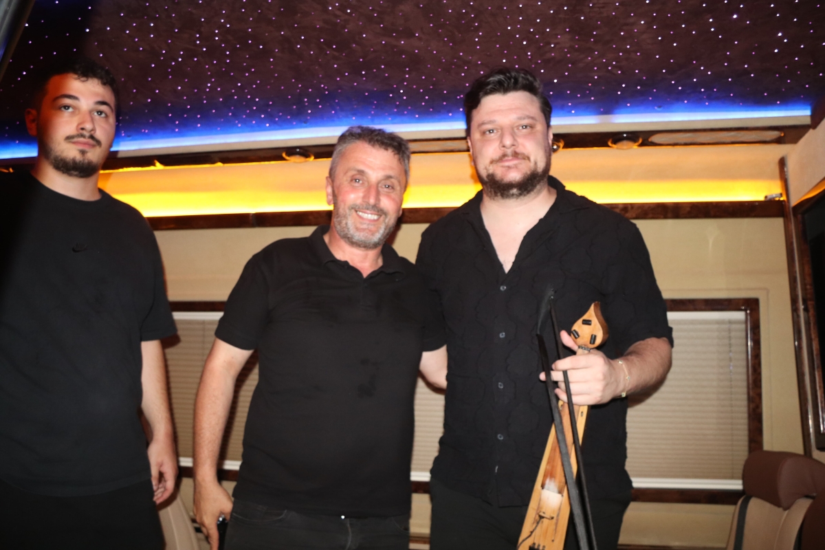 Trabzon, Arsin – Bu yıl ikincisi düzenlenen Arsin Kültür, Turizm, Sanat ve Yöresel Ürünler Festivali, beşinci gününde de binlerce kişiyi Arsin Sahil Parkı'nda bir araya getirerek büyük bir coşkuya sahne oldu.