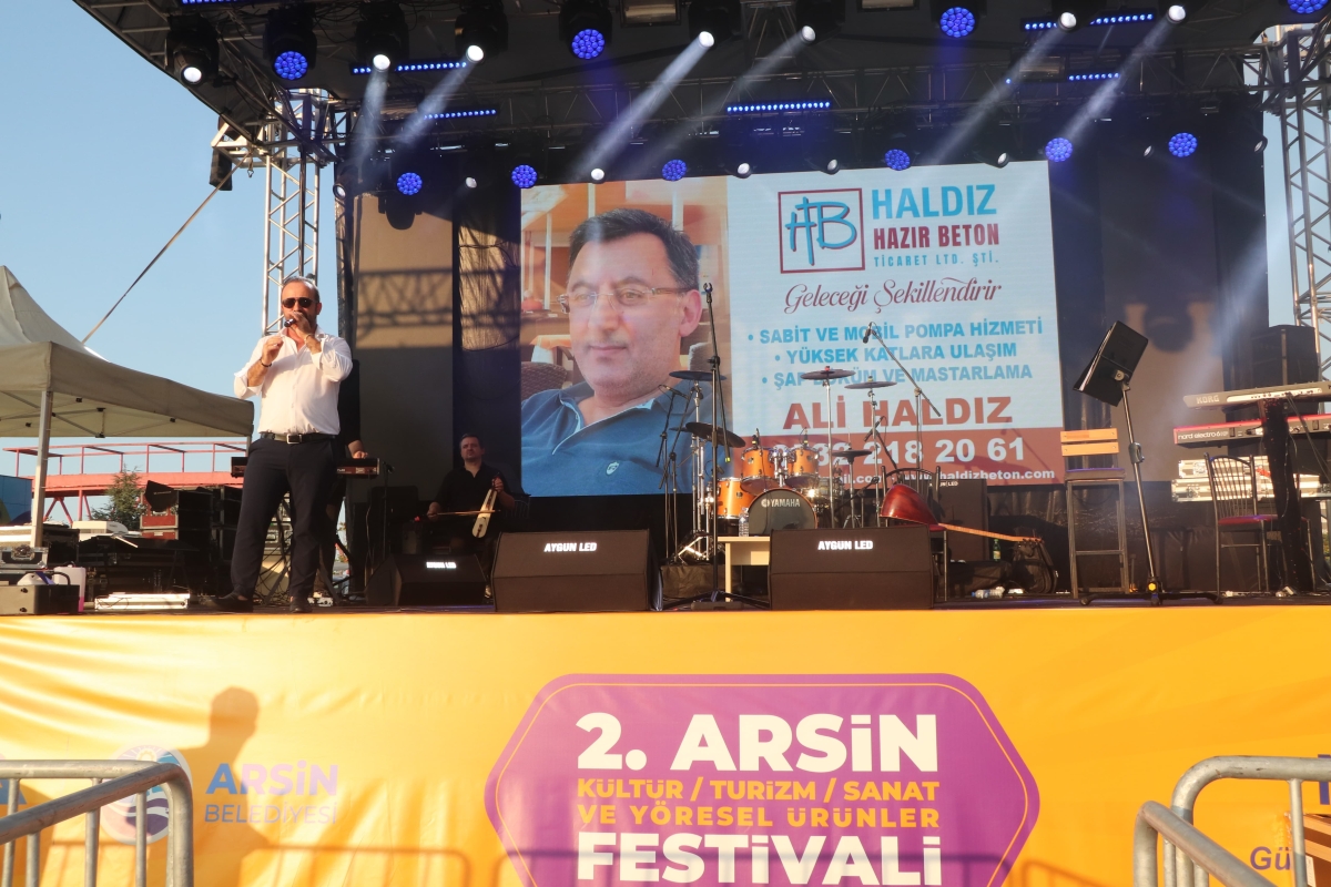 Trabzon, Arsin – Bu yıl ikincisi düzenlenen Arsin Kültür, Turizm, Sanat ve Yöresel Ürünler Festivali, beşinci gününde de binlerce kişiyi Arsin Sahil Parkı'nda bir araya getirerek büyük bir coşkuya sahne oldu.