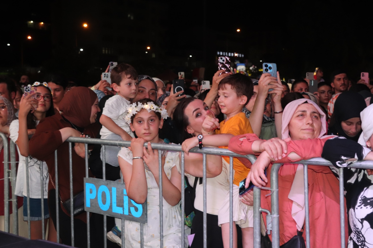 Trabzon, Arsin – Bu yıl ikincisi düzenlenen Arsin Kültür, Turizm, Sanat ve Yöresel Ürünler Festivali, beşinci gününde de binlerce kişiyi Arsin Sahil Parkı'nda bir araya getirerek büyük bir coşkuya sahne oldu.