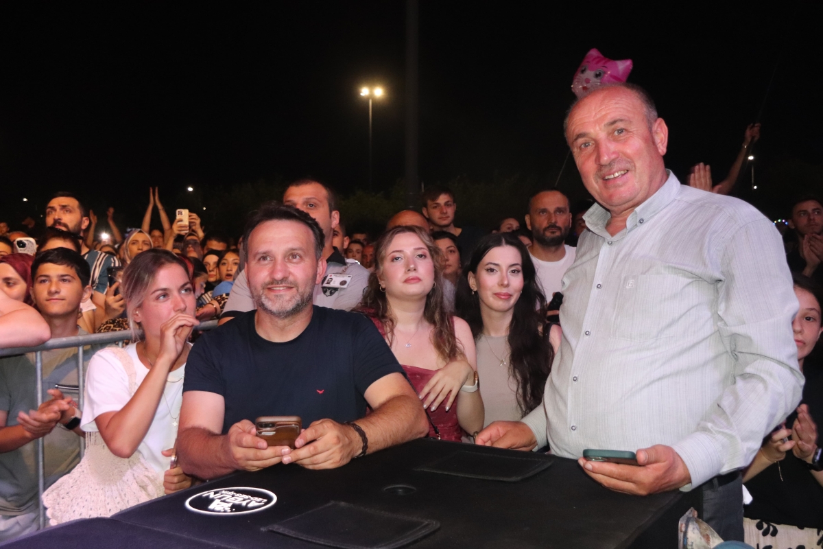 Trabzon, Arsin – Bu yıl ikincisi düzenlenen Arsin Kültür, Turizm, Sanat ve Yöresel Ürünler Festivali, beşinci gününde de binlerce kişiyi Arsin Sahil Parkı'nda bir araya getirerek büyük bir coşkuya sahne oldu.