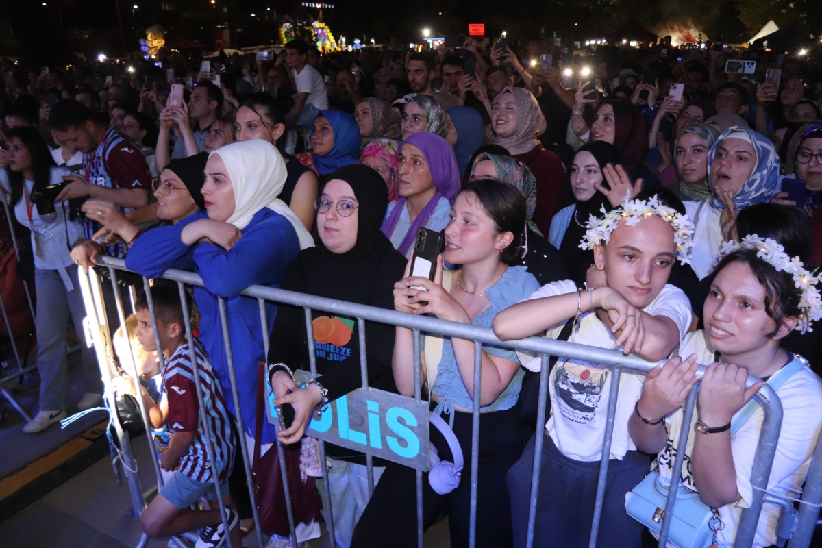 Trabzon, Arsin – Bu yıl ikincisi düzenlenen Arsin Kültür, Turizm, Sanat ve Yöresel Ürünler Festivali, beşinci gününde de binlerce kişiyi Arsin Sahil Parkı'nda bir araya getirerek büyük bir coşkuya sahne oldu.