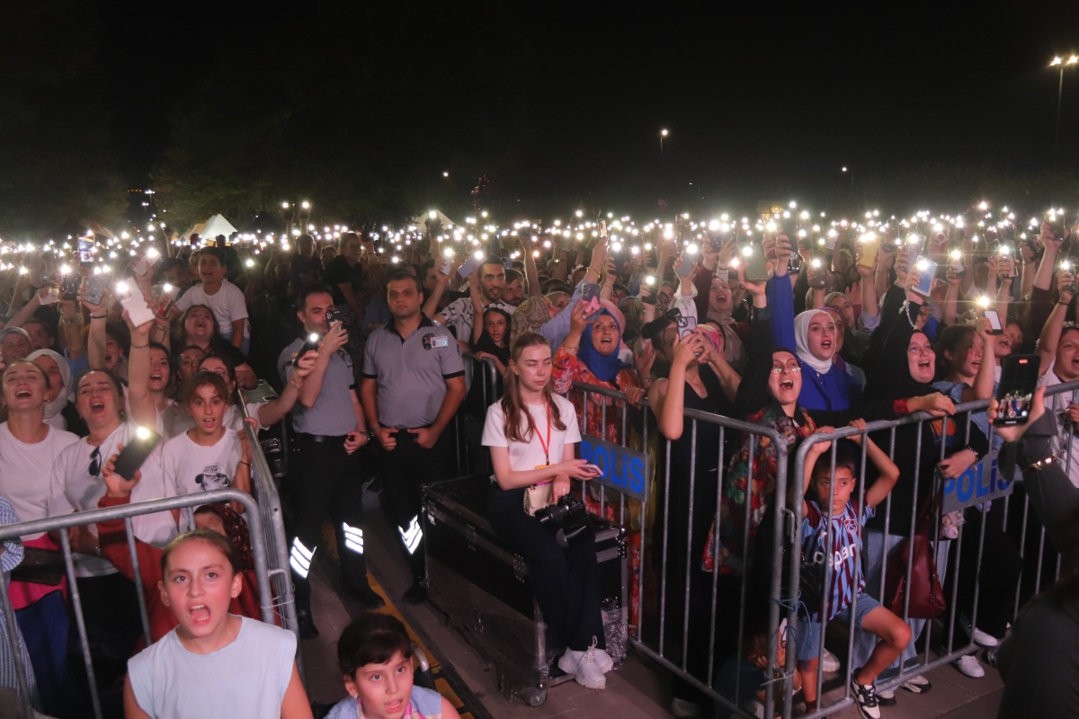 Trabzon, Arsin – Bu yıl ikincisi düzenlenen Arsin Kültür, Turizm, Sanat ve Yöresel Ürünler Festivali, beşinci gününde de binlerce kişiyi Arsin Sahil Parkı'nda bir araya getirerek büyük bir coşkuya sahne oldu.