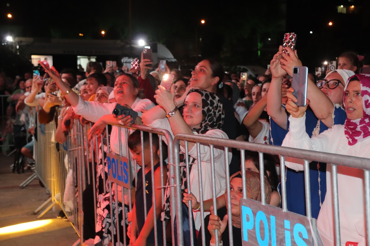 Trabzon, Arsin – Bu yıl ikincisi düzenlenen Arsin Kültür, Turizm, Sanat ve Yöresel Ürünler Festivali, beşinci gününde de binlerce kişiyi Arsin Sahil Parkı'nda bir araya getirerek büyük bir coşkuya sahne oldu.