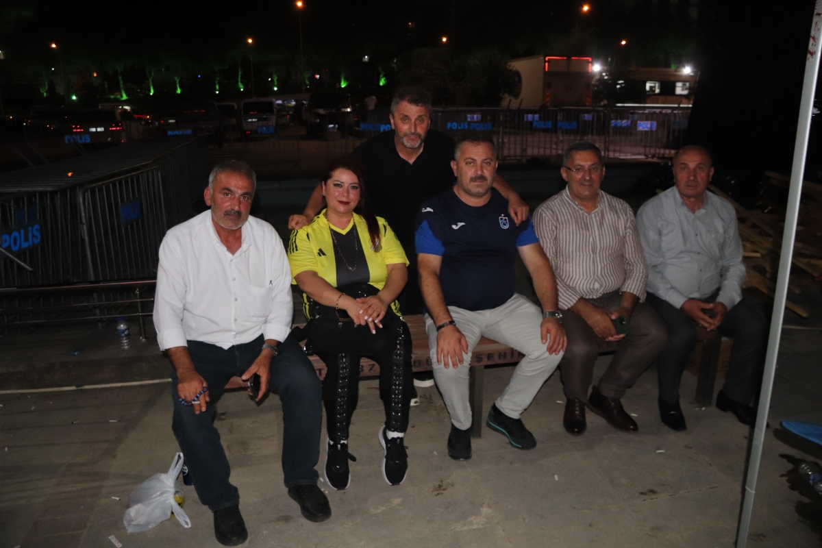 Trabzon, Arsin – Bu yıl ikincisi düzenlenen Arsin Kültür, Turizm, Sanat ve Yöresel Ürünler Festivali, beşinci gününde de binlerce kişiyi Arsin Sahil Parkı'nda bir araya getirerek büyük bir coşkuya sahne oldu.