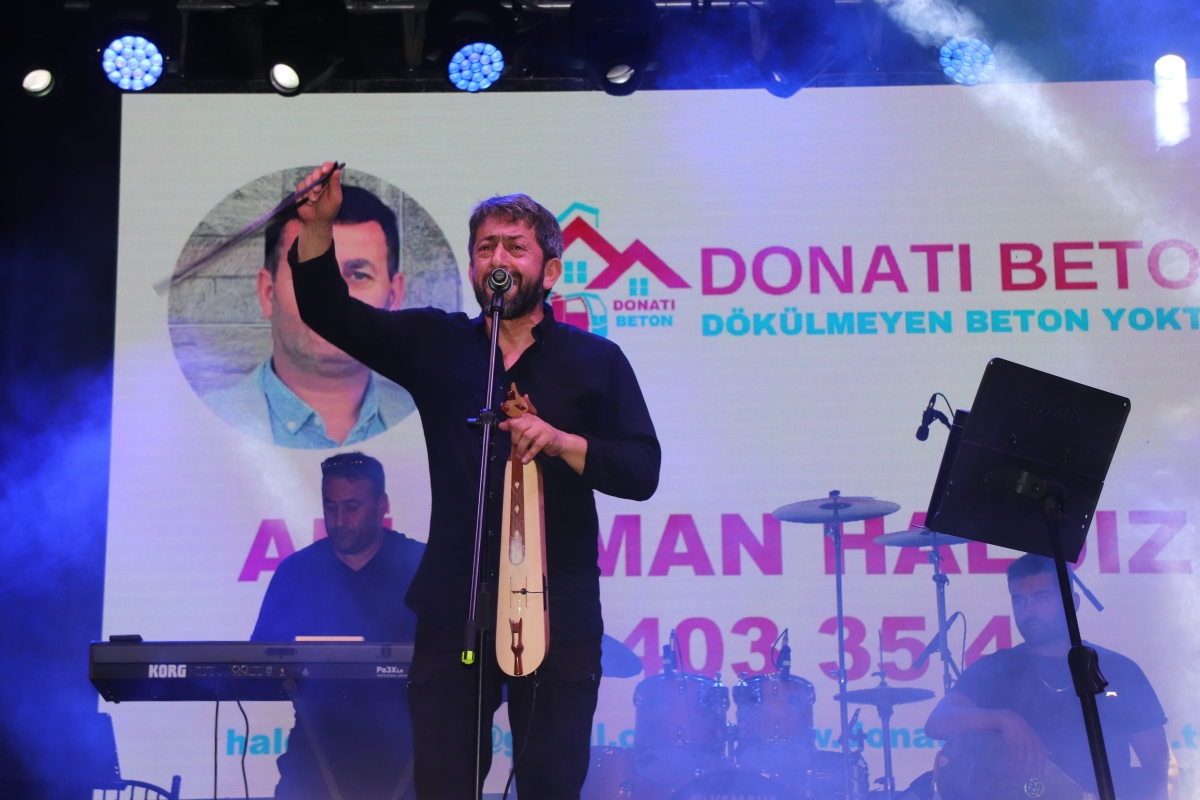 Trabzon, Arsin – Bu yıl ikincisi düzenlenen Arsin Kültür, Turizm, Sanat ve Yöresel Ürünler Festivali, beşinci gününde de binlerce kişiyi Arsin Sahil Parkı'nda bir araya getirerek büyük bir coşkuya sahne oldu.