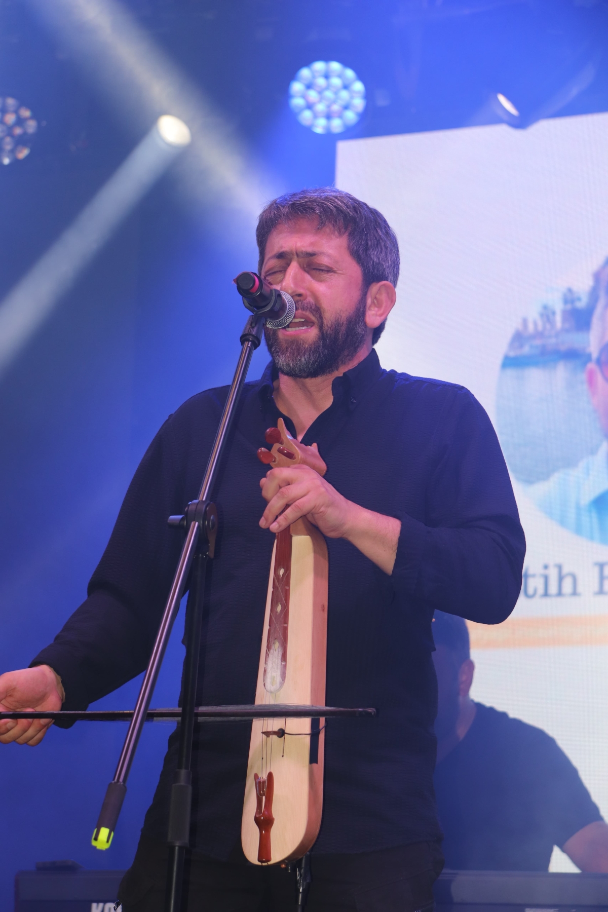 Trabzon, Arsin – Bu yıl ikincisi düzenlenen Arsin Kültür, Turizm, Sanat ve Yöresel Ürünler Festivali, beşinci gününde de binlerce kişiyi Arsin Sahil Parkı'nda bir araya getirerek büyük bir coşkuya sahne oldu.