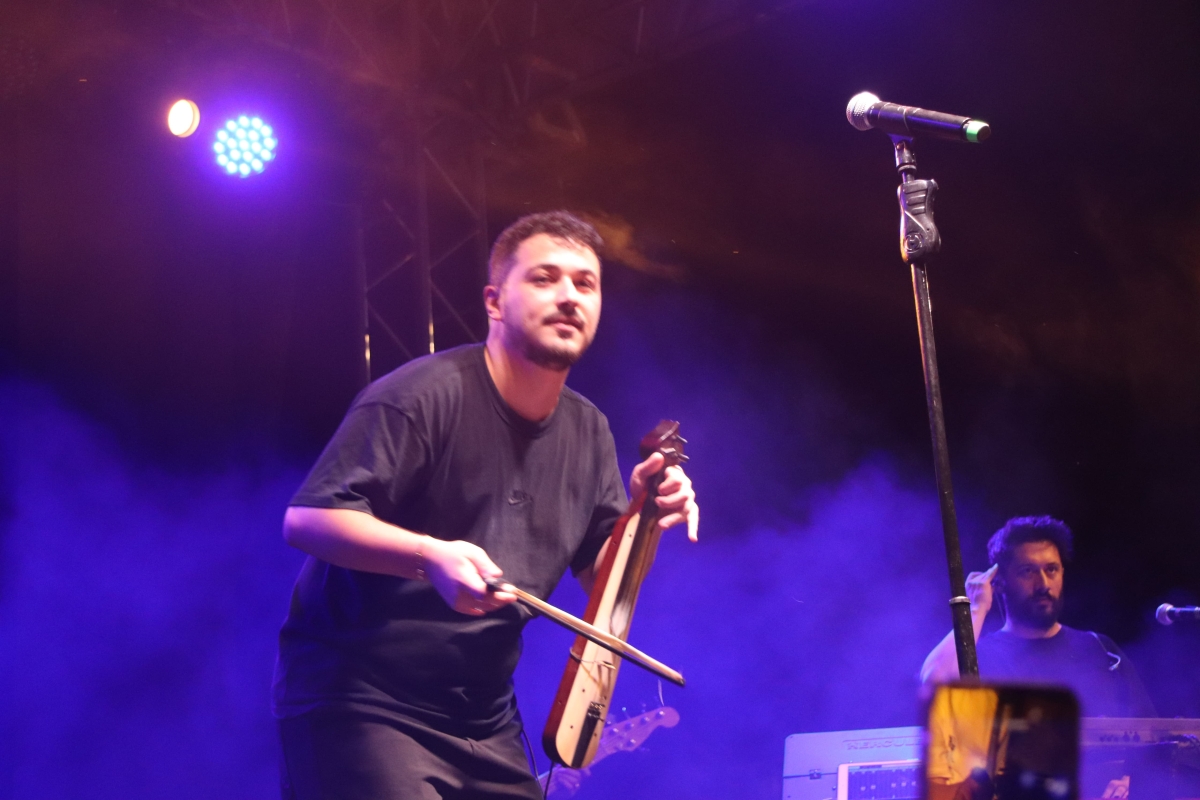 Trabzon, Arsin – Bu yıl ikincisi düzenlenen Arsin Kültür, Turizm, Sanat ve Yöresel Ürünler Festivali, beşinci gününde de binlerce kişiyi Arsin Sahil Parkı'nda bir araya getirerek büyük bir coşkuya sahne oldu.