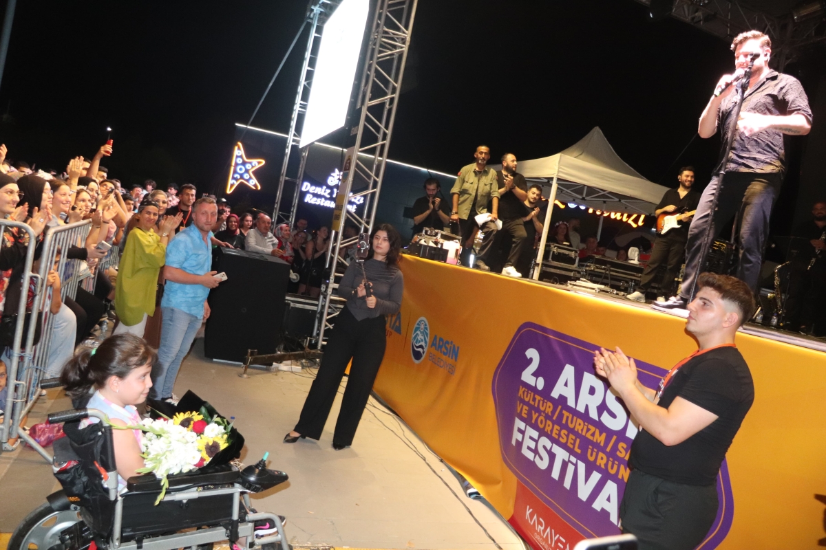 Trabzon, Arsin – Bu yıl ikincisi düzenlenen Arsin Kültür, Turizm, Sanat ve Yöresel Ürünler Festivali, beşinci gününde de binlerce kişiyi Arsin Sahil Parkı'nda bir araya getirerek büyük bir coşkuya sahne oldu.