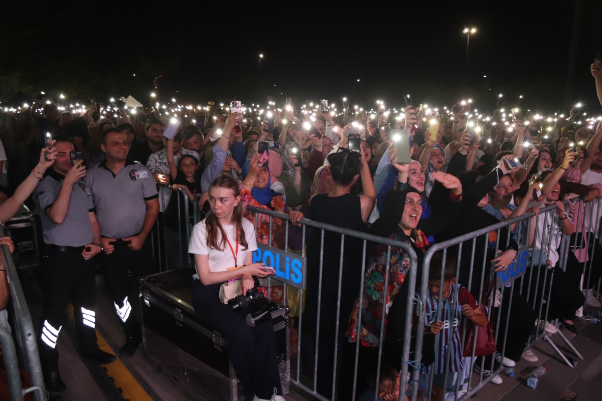 Trabzon, Arsin – Bu yıl ikincisi düzenlenen Arsin Kültür, Turizm, Sanat ve Yöresel Ürünler Festivali, beşinci gününde de binlerce kişiyi Arsin Sahil Parkı'nda bir araya getirerek büyük bir coşkuya sahne oldu.