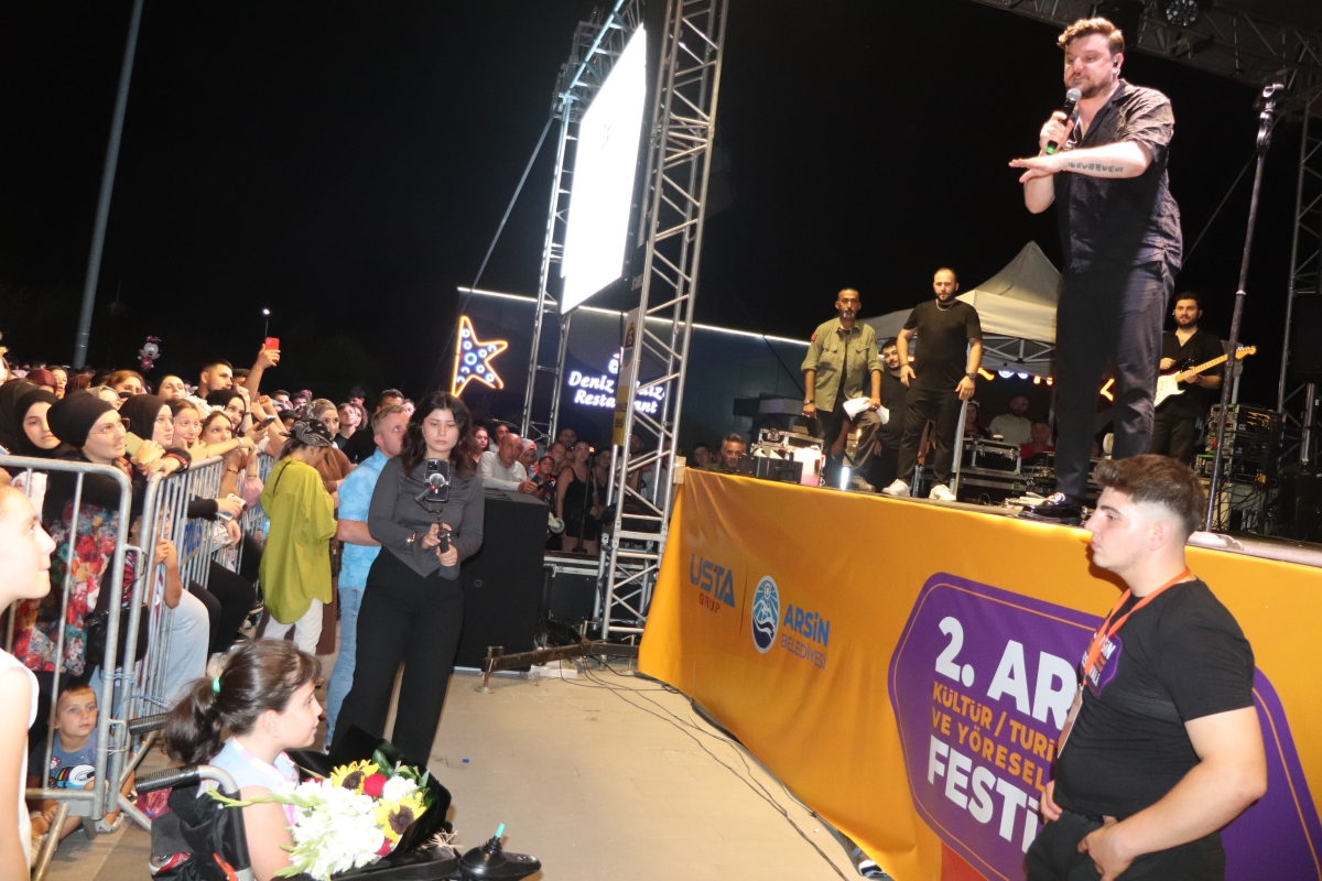 Trabzon, Arsin – Bu yıl ikincisi düzenlenen Arsin Kültür, Turizm, Sanat ve Yöresel Ürünler Festivali, beşinci gününde de binlerce kişiyi Arsin Sahil Parkı'nda bir araya getirerek büyük bir coşkuya sahne oldu.