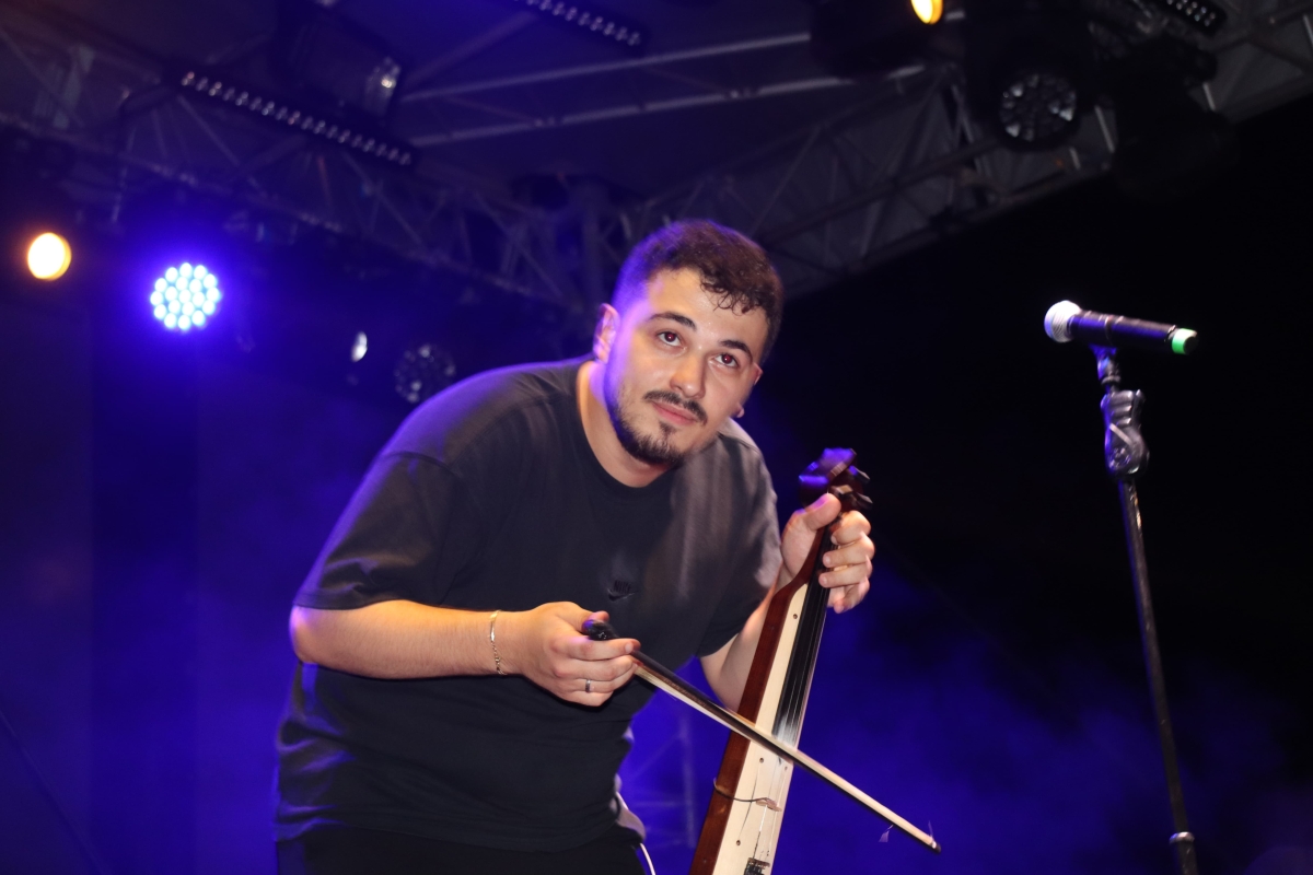 Trabzon, Arsin – Bu yıl ikincisi düzenlenen Arsin Kültür, Turizm, Sanat ve Yöresel Ürünler Festivali, beşinci gününde de binlerce kişiyi Arsin Sahil Parkı'nda bir araya getirerek büyük bir coşkuya sahne oldu.