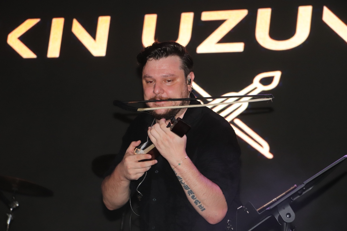 Trabzon, Arsin – Bu yıl ikincisi düzenlenen Arsin Kültür, Turizm, Sanat ve Yöresel Ürünler Festivali, beşinci gününde de binlerce kişiyi Arsin Sahil Parkı'nda bir araya getirerek büyük bir coşkuya sahne oldu.