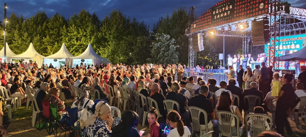 Sakarya'nın kültürel mirasını ve sanatsal zenginliğini ön plana çıkaran 2. Kültür Sanat Festivali, Sakarya Büyükşehir Belediyesi'nin ev sahipliğinde Millet Bahçesi'nde büyük bir coşkuyla başladı. 18-29 Ağustos tarihleri arası