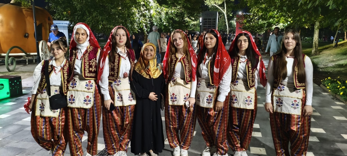 Sakarya'nın kültürel mirasını ve sanatsal zenginliğini ön plana çıkaran 2. Kültür Sanat Festivali, Sakarya Büyükşehir Belediyesi'nin ev sahipliğinde Millet Bahçesi'nde büyük bir coşkuyla başladı. 18-29 Ağustos tarihleri arası