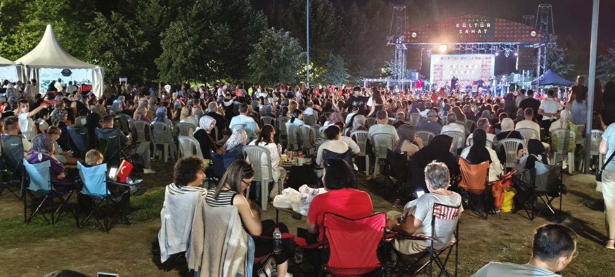 Sakarya'nın kültürel mirasını ve sanatsal zenginliğini ön plana çıkaran 2. Kültür Sanat Festivali, Sakarya Büyükşehir Belediyesi'nin ev sahipliğinde Millet Bahçesi'nde büyük bir coşkuyla başladı. 18-29 Ağustos tarihleri arası