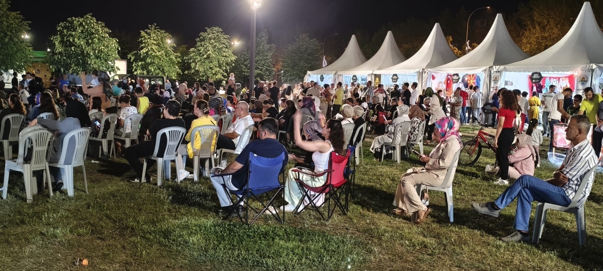 Sakarya'nın kültürel mirasını ve sanatsal zenginliğini ön plana çıkaran 2. Kültür Sanat Festivali, Sakarya Büyükşehir Belediyesi'nin ev sahipliğinde Millet Bahçesi'nde büyük bir coşkuyla başladı. 18-29 Ağustos tarihleri arası
