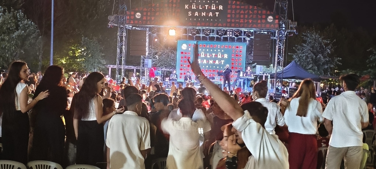 Sakarya'nın kültürel mirasını ve sanatsal zenginliğini ön plana çıkaran 2. Kültür Sanat Festivali, Sakarya Büyükşehir Belediyesi'nin ev sahipliğinde Millet Bahçesi'nde büyük bir coşkuyla başladı. 18-29 Ağustos tarihleri arası