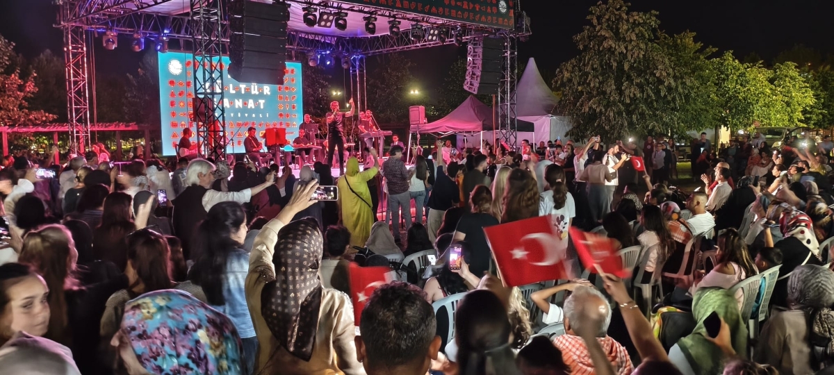Sakarya'nın kültürel mirasını ve sanatsal zenginliğini ön plana çıkaran 2. Kültür Sanat Festivali, Sakarya Büyükşehir Belediyesi'nin ev sahipliğinde Millet Bahçesi'nde büyük bir coşkuyla başladı. 18-29 Ağustos tarihleri arası