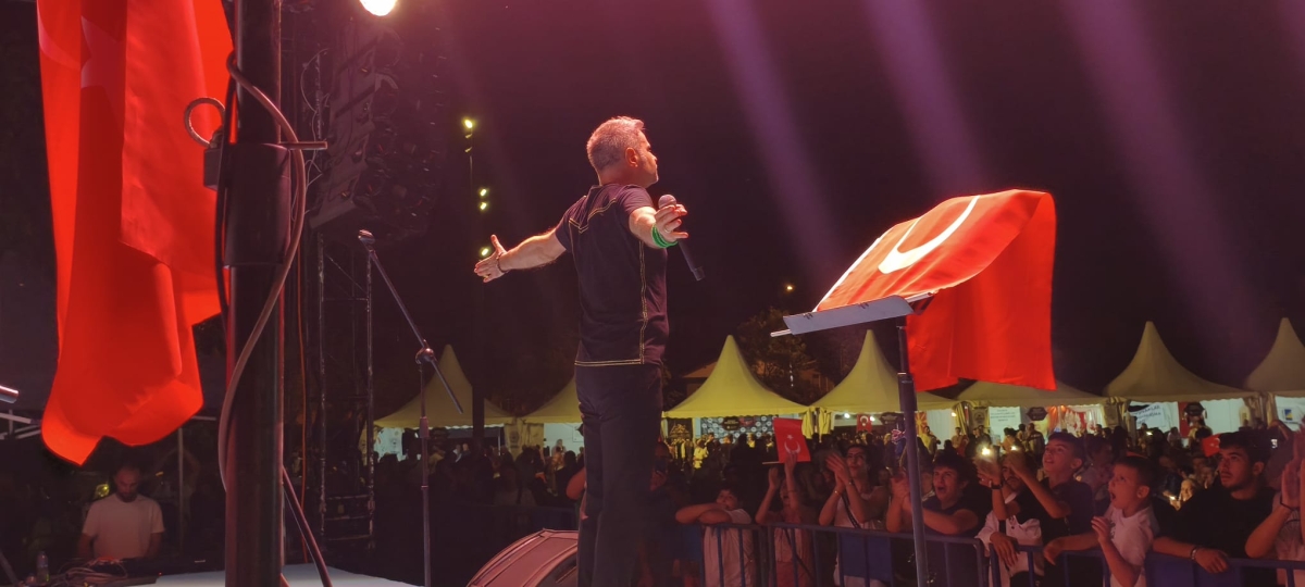 Sakarya'nın kültürel mirasını ve sanatsal zenginliğini ön plana çıkaran 2. Kültür Sanat Festivali, Sakarya Büyükşehir Belediyesi'nin ev sahipliğinde Millet Bahçesi'nde büyük bir coşkuyla başladı. 18-29 Ağustos tarihleri arası