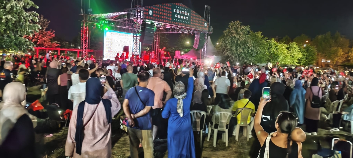 Sakarya'nın kültürel mirasını ve sanatsal zenginliğini ön plana çıkaran 2. Kültür Sanat Festivali, Sakarya Büyükşehir Belediyesi'nin ev sahipliğinde Millet Bahçesi'nde büyük bir coşkuyla başladı. 18-29 Ağustos tarihleri arası