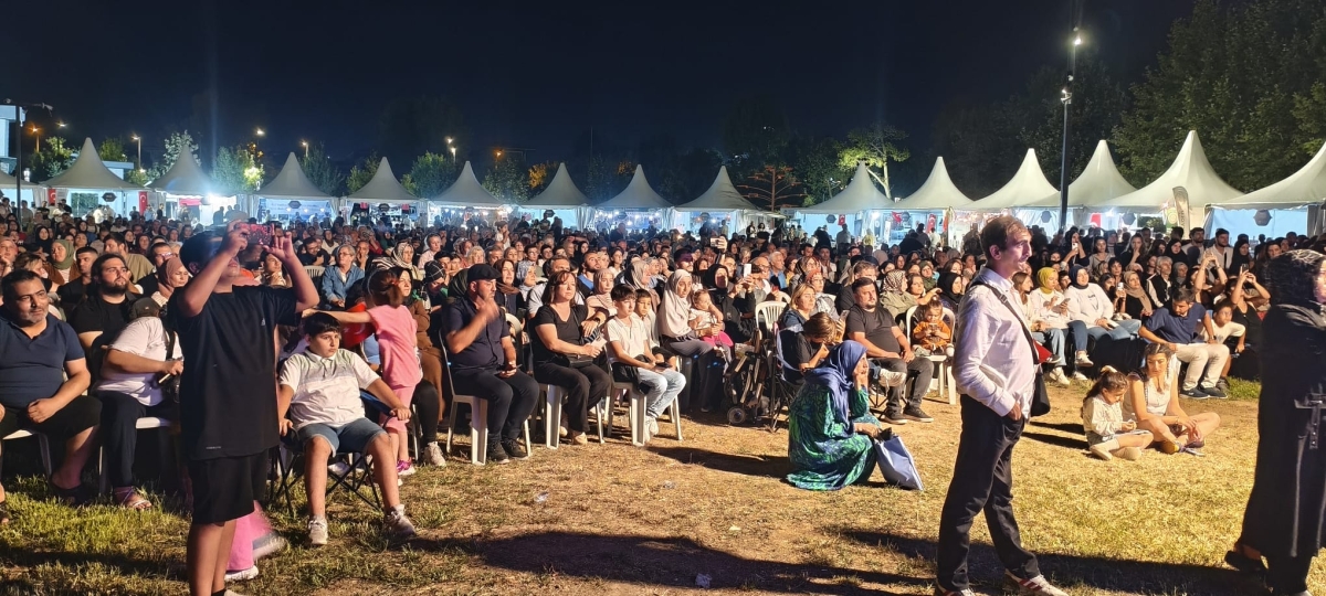 Sakarya'nın kültürel mirasını ve sanatsal zenginliğini ön plana çıkaran 2. Kültür Sanat Festivali, Sakarya Büyükşehir Belediyesi'nin ev sahipliğinde Millet Bahçesi'nde büyük bir coşkuyla başladı. 18-29 Ağustos tarihleri arası