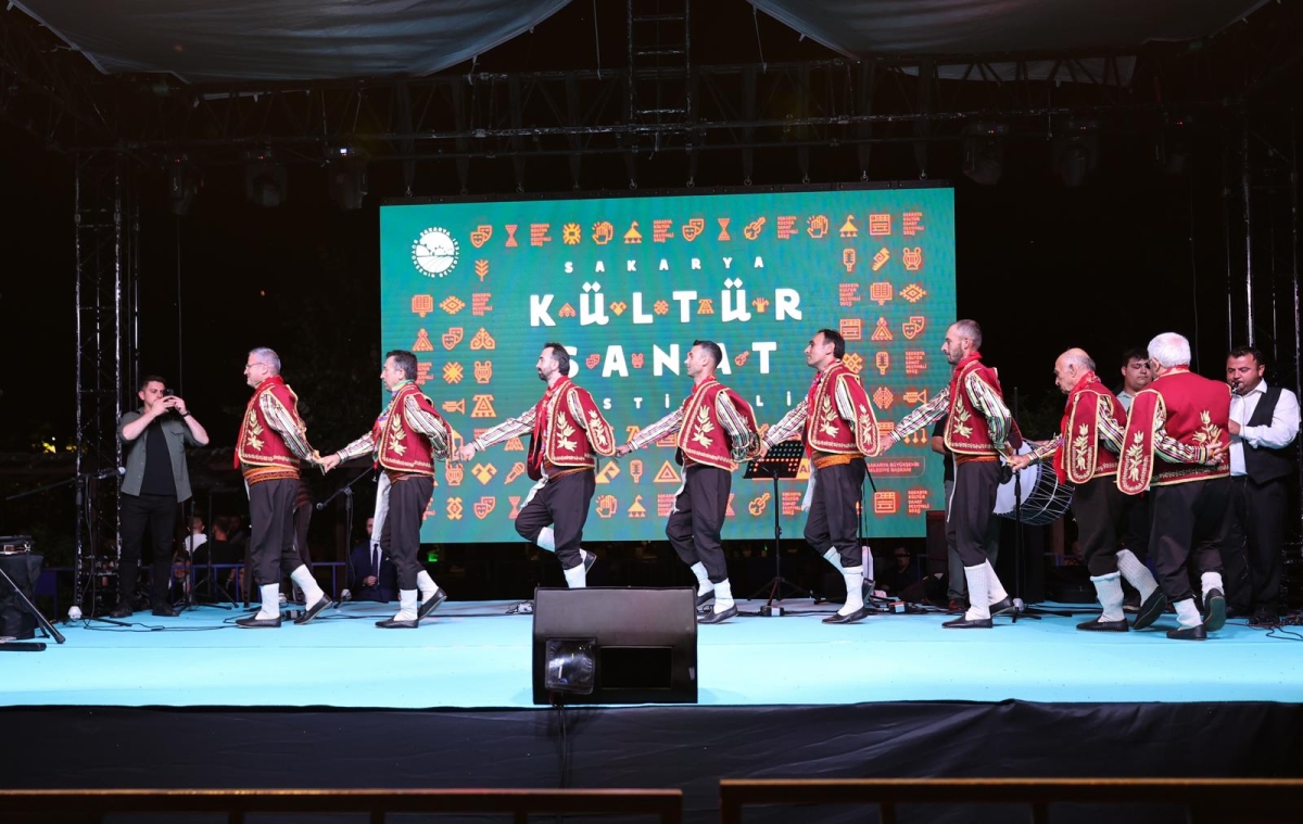 Sakarya'nın kültürel mirasını ve sanatsal zenginliğini ön plana çıkaran 2. Kültür Sanat Festivali, Sakarya Büyükşehir Belediyesi'nin ev sahipliğinde Millet Bahçesi'nde büyük bir coşkuyla başladı. 18-29 Ağustos tarihleri arası