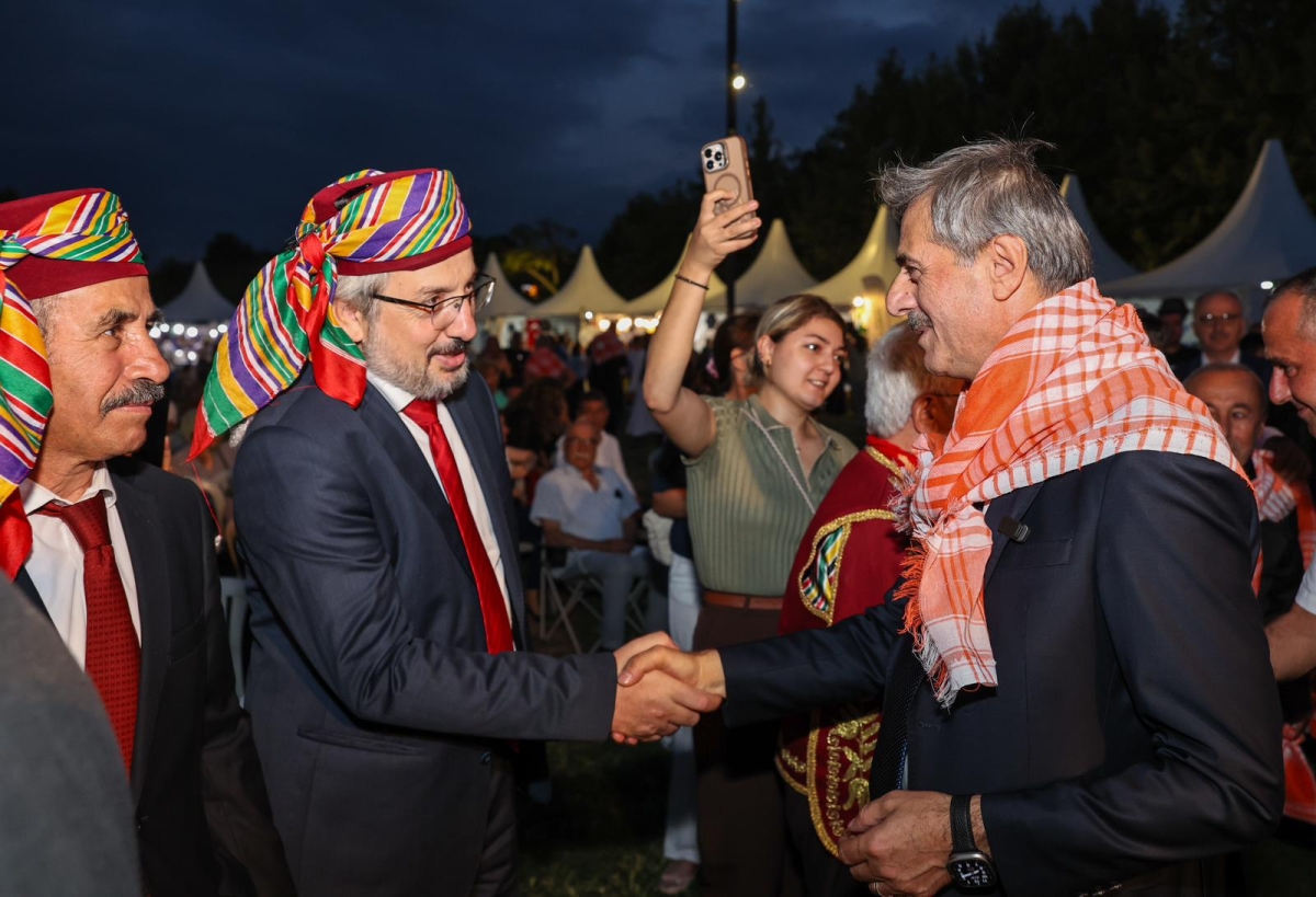 Sakarya'nın kültürel mirasını ve sanatsal zenginliğini ön plana çıkaran 2. Kültür Sanat Festivali, Sakarya Büyükşehir Belediyesi'nin ev sahipliğinde Millet Bahçesi'nde büyük bir coşkuyla başladı. 18-29 Ağustos tarihleri arası
