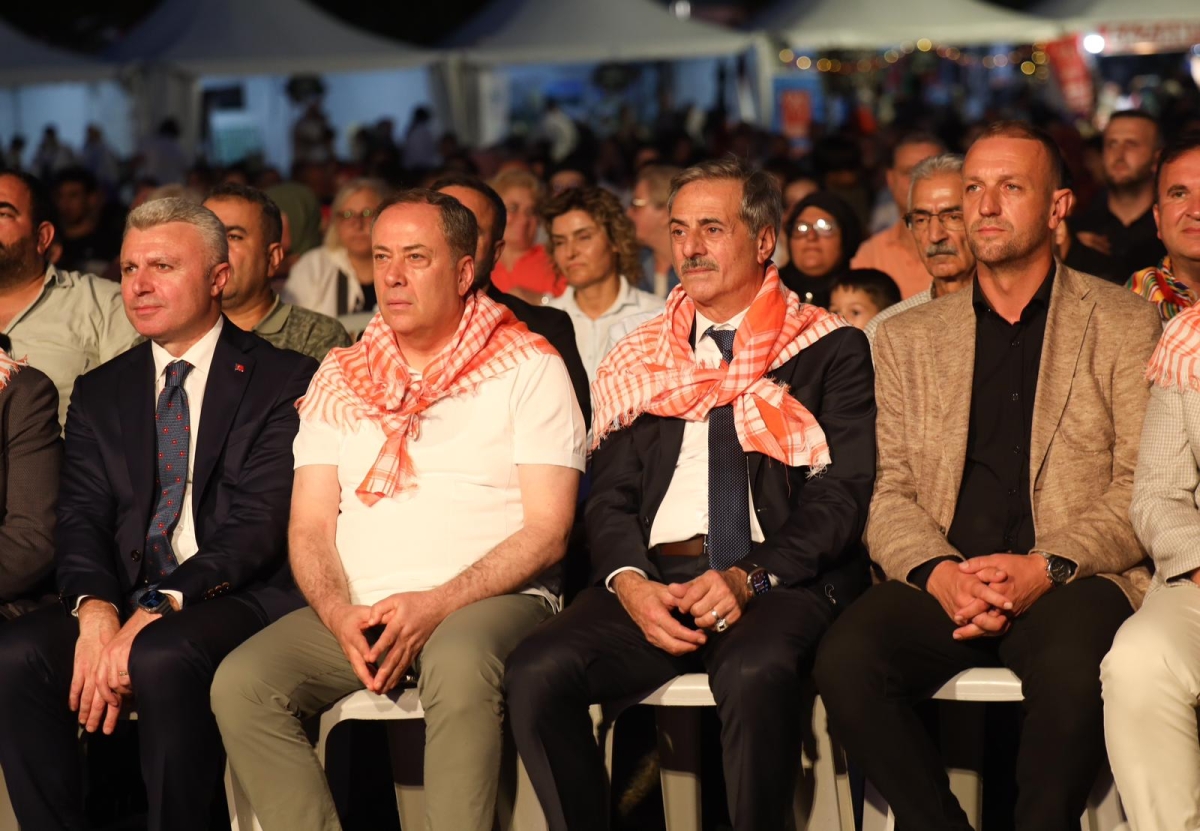 Sakarya'nın kültürel mirasını ve sanatsal zenginliğini ön plana çıkaran 2. Kültür Sanat Festivali, Sakarya Büyükşehir Belediyesi'nin ev sahipliğinde Millet Bahçesi'nde büyük bir coşkuyla başladı. 18-29 Ağustos tarihleri arası