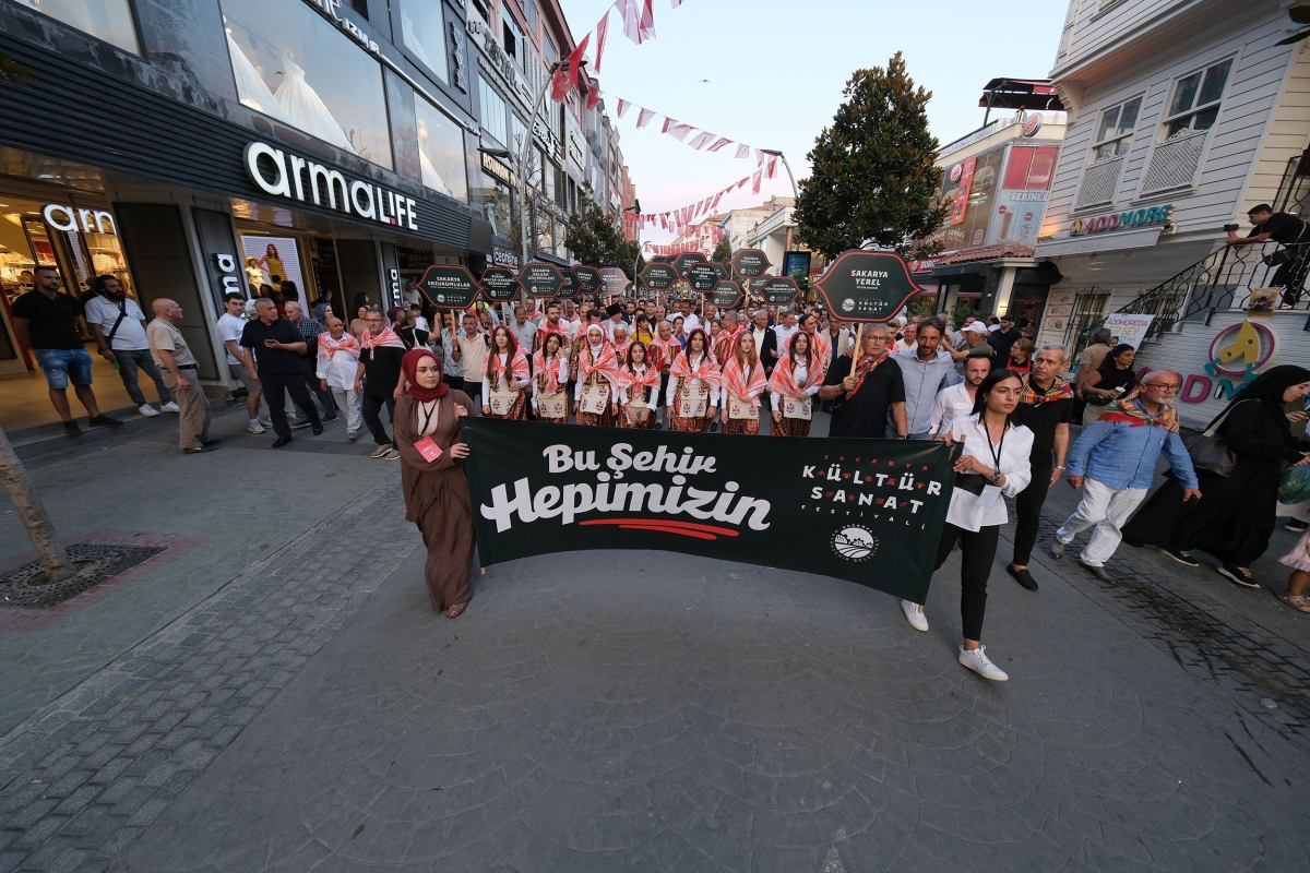 Sakarya'nın kültürel mirasını ve sanatsal zenginliğini ön plana çıkaran 2. Kültür Sanat Festivali, Sakarya Büyükşehir Belediyesi'nin ev sahipliğinde Millet Bahçesi'nde büyük bir coşkuyla başladı. 18-29 Ağustos tarihleri arası