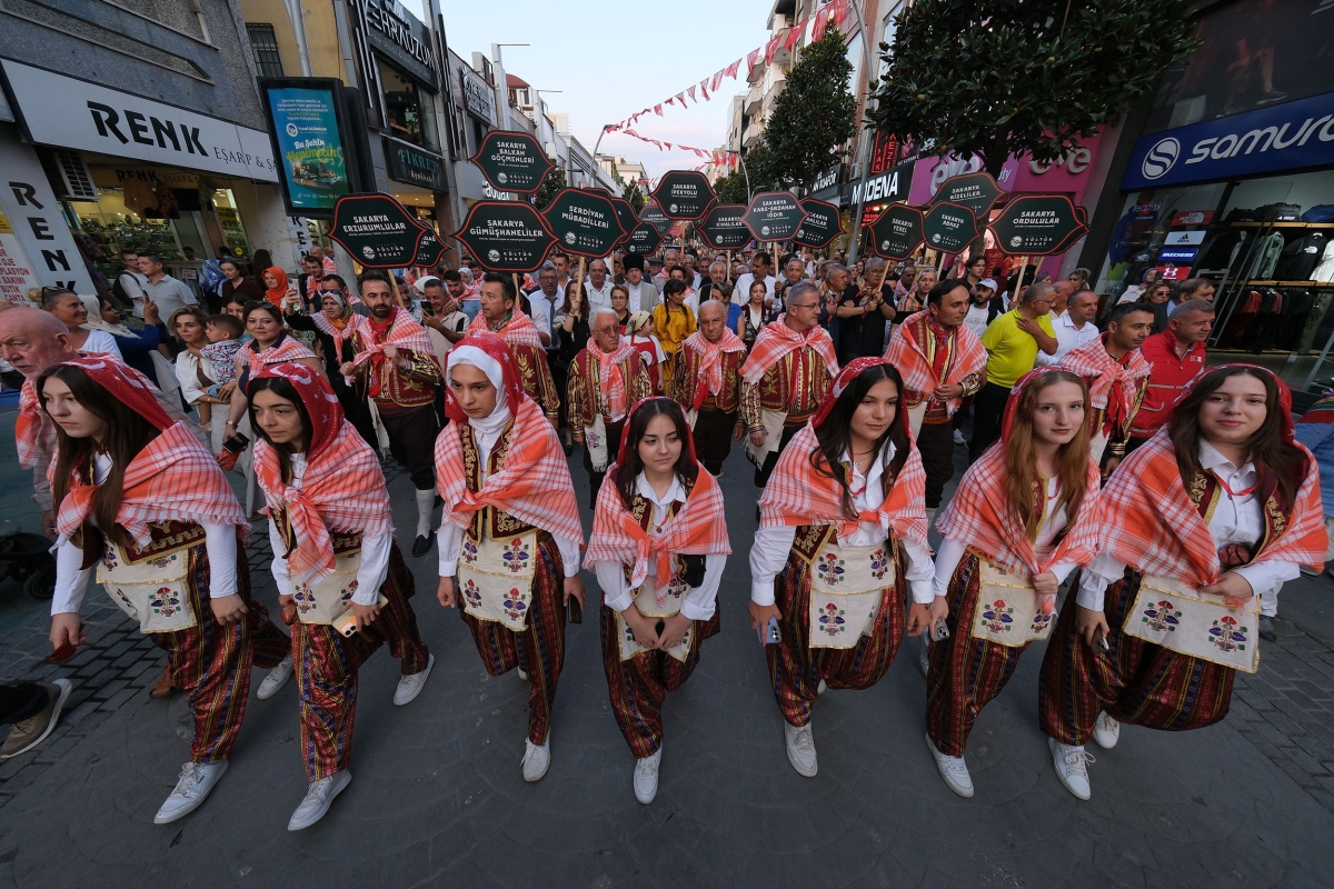 Sakarya'nın kültürel mirasını ve sanatsal zenginliğini ön plana çıkaran 2. Kültür Sanat Festivali, Sakarya Büyükşehir Belediyesi'nin ev sahipliğinde Millet Bahçesi'nde büyük bir coşkuyla başladı. 18-29 Ağustos tarihleri arası