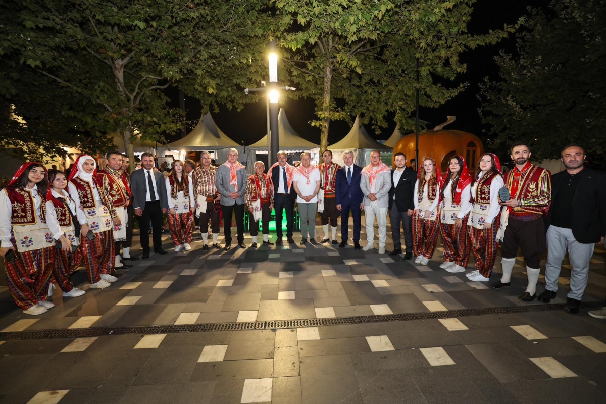 Sakarya'nın kültürel mirasını ve sanatsal zenginliğini ön plana çıkaran 2. Kültür Sanat Festivali, Sakarya Büyükşehir Belediyesi'nin ev sahipliğinde Millet Bahçesi'nde büyük bir coşkuyla başladı. 18-29 Ağustos tarihleri arası