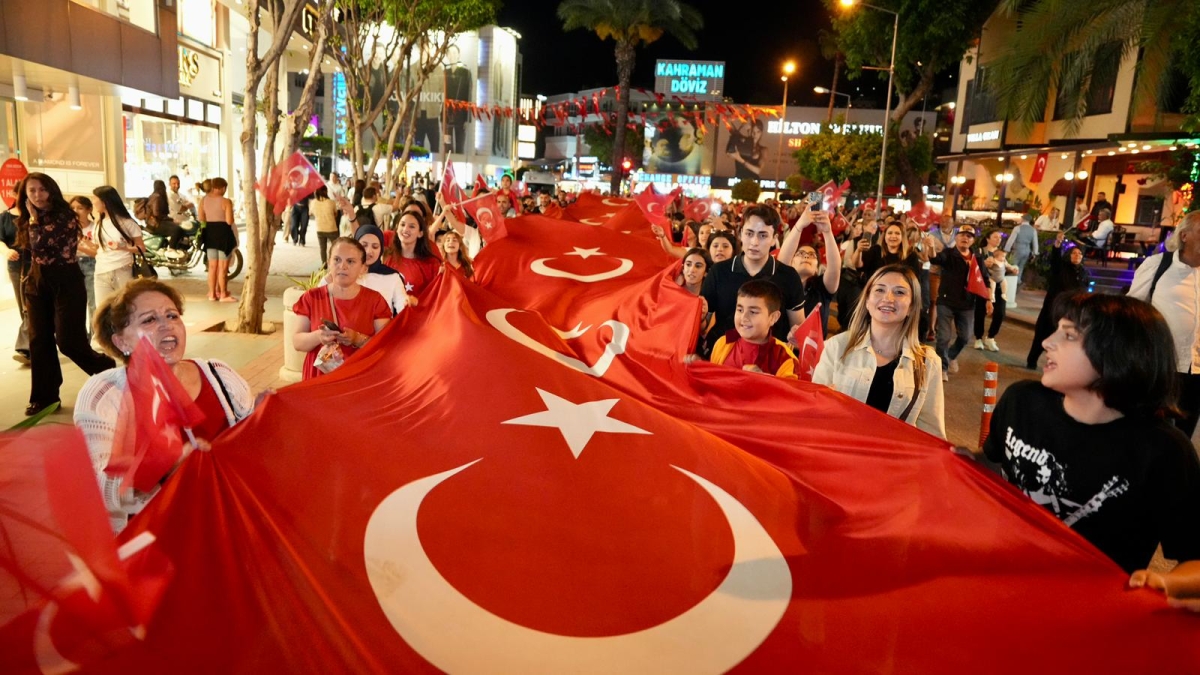 Alanya, 19 Mayıs Atatürk’ü Anma, Gençlik ve Spor Bayramı’nı binlerce vatandaşın katıldığı görkemli bir kortej ve rap müziğin efsane ismi Ceza’nın muhteşem konseriyle kutladı. Sokakların kırmızı-beyaza boyandığı gecede bağımsı