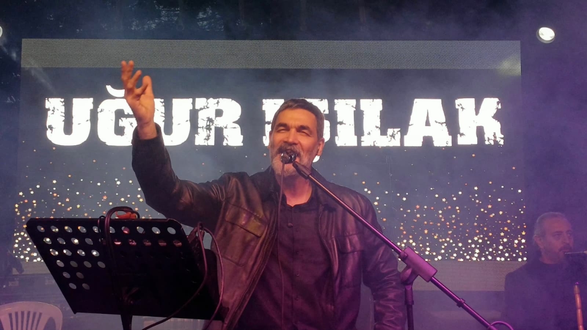 Serdivan’da düzenlenen Erzurum Cağ Kebabı Festivali’nin üçüncü günü, ünlü sanatçı Uğur Işılak’ın sahne aldığı muhteşem konserle adeta dolup taştı. Binlerce Sakaryalının akın ettiği festival alanında, coşku ve lezzet bir araya