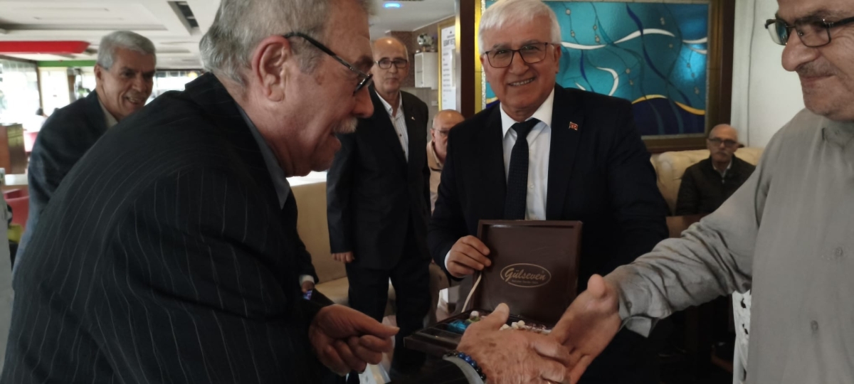 VEFA BULUŞMASINDA BAYRAM COŞKUSU: İSMAİL ERGÜL VE DAVA ARKADAŞLARI BİR ARAYA GELDİ! (GÜNÜN ÖNE ÇIKAN FOTOĞRAF KARELERİ )