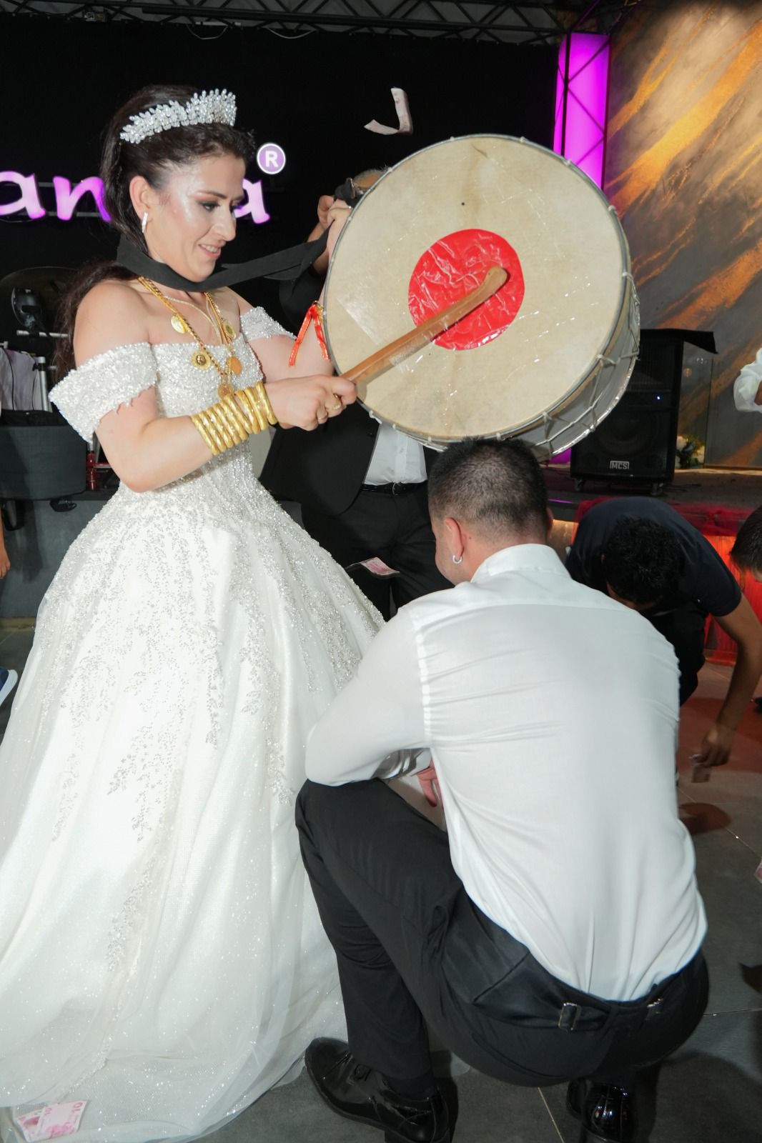 İLETİŞİM DÜNYASININ İKİ YILDIZI HAYATLARINI BİRLEŞTİRDİ: MERVE YÜKSEL VE CAN GÖK EVLENDİ! GÜNÜN ÖNE  ÇIKAN FOTOĞRAF KARELERİ