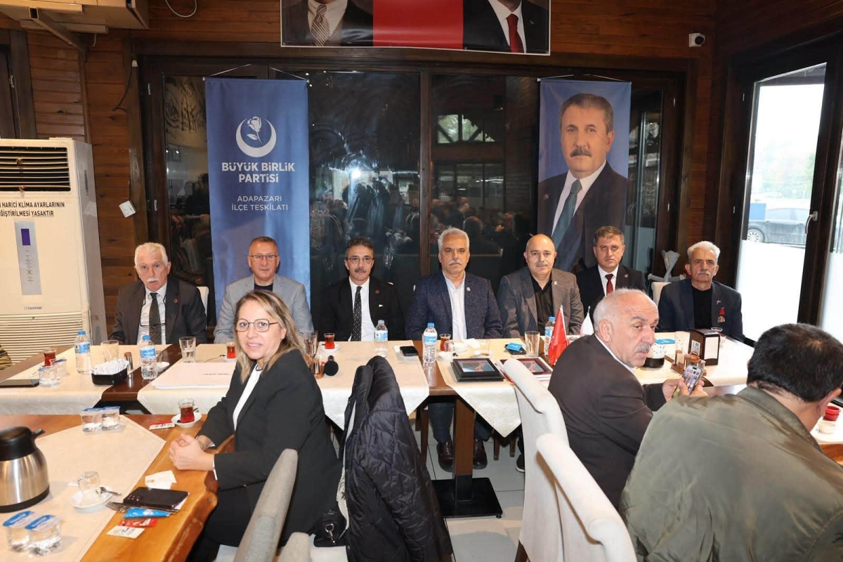 Büyük Birlik Partisi (BBP) Adapazarı İlçe Başkanı Murat Akosman ve yönetim kurulu ev sahipliğinde gerçekleşen kahvaltı programı, kent protokolünü ve basın mensuplarını bir araya getirdi