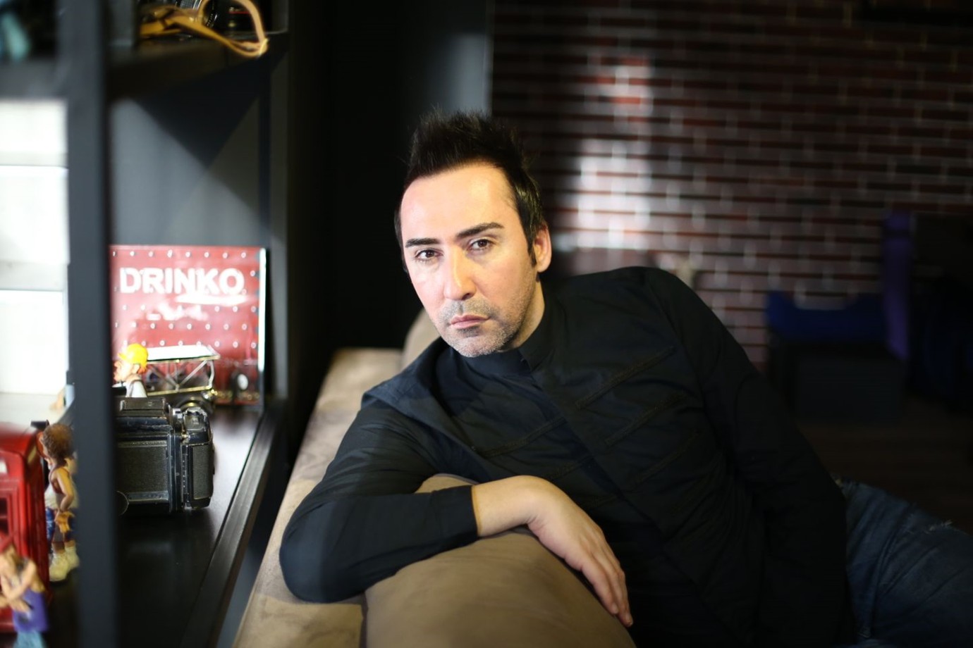SERDAR ONUR KİMSELER YOKKEN BEN VARDIM Beykent Üniversitesi’nde Sahne Sanatları alanında lisans ve yüksek lisans yapan Serdar Onur, TRT Ankara Radyosu Gençlik korosunda ve Ankara’nın önemli müzik kurumlarında çok değerli hoca