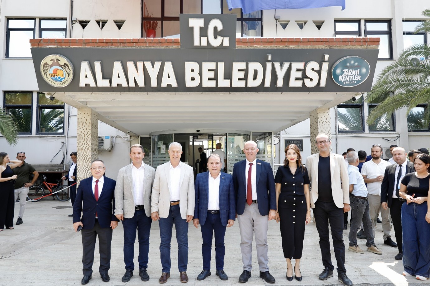 Antalya Büyükşehir Belediye Başkanı Muhittin Böcek, Alanya Belediye Başkanı Osman Tarık Özçelik’i makamında ziyaret etti. İki Başkan, ortak vizyon çerçevesinde Antalya ve Alanya’nın geleceği için atılacak adımlara dikkat çekt