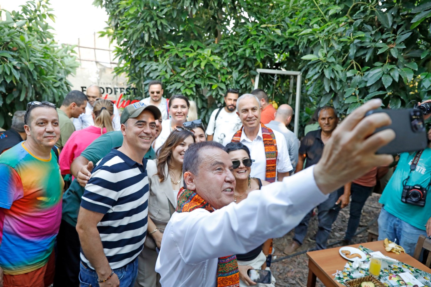 Gastronomi Festivali kapsamında Alanya’da düzenlenen tropikal meyve hasadını, Antalya Büyükşehir Belediye Başkanı Muhittin Böcek ve Alanya Belediye Başkanı Osman Tarık Özçelik birlikte gerçekleştirdi.