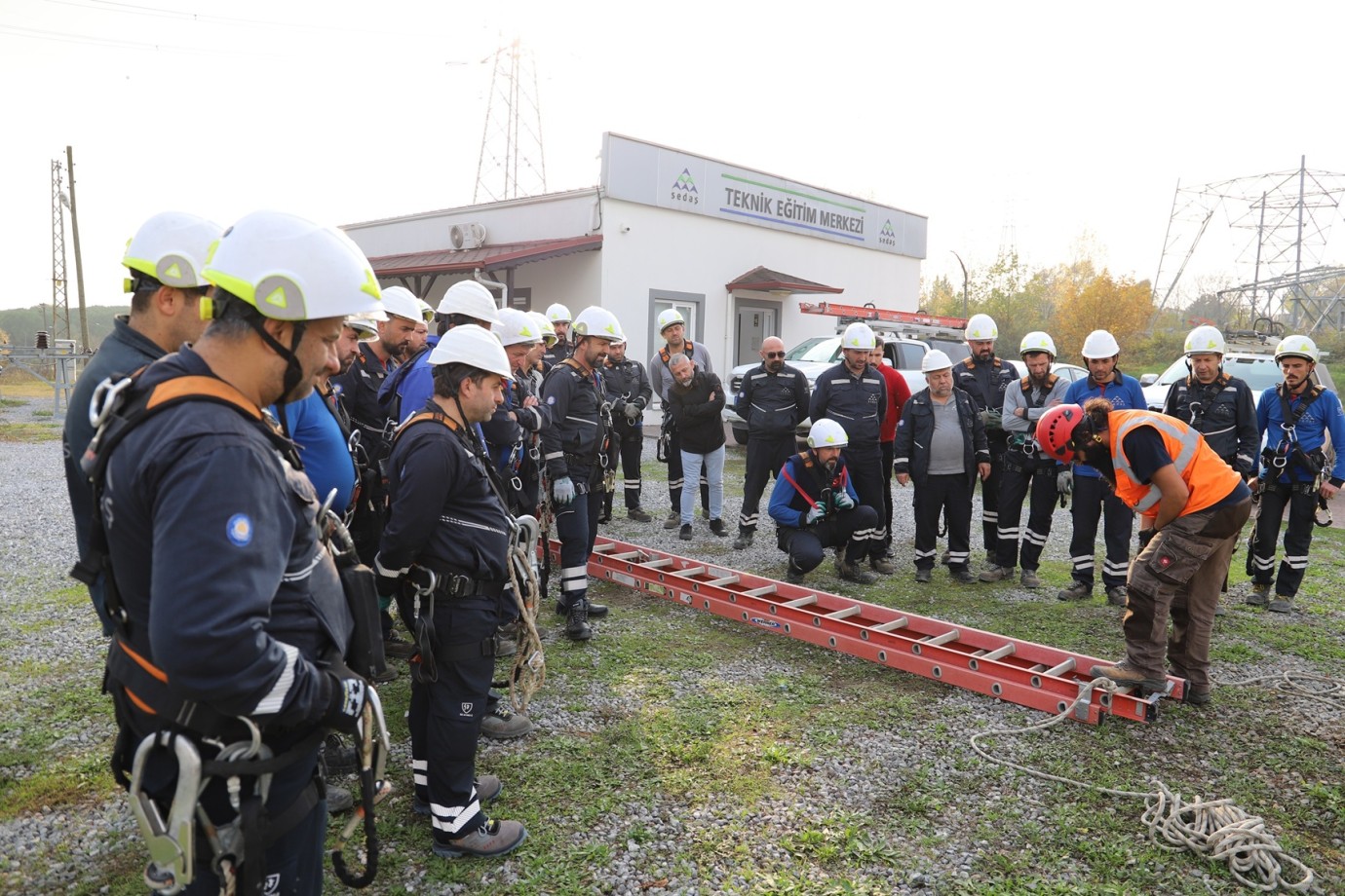 Sakarya, Kocaeli, Bolu ve Düzce illerinde elektrik dağıtım faaliyeti yürüten Sakarya Elektrik Dağıtım A.Ş. (SEDAŞ), iş sağlığı ve güvenliği kapsamında 570 çalışanına “Yüksekte Güvenli Çalışma” eğitimi düzenledi.
