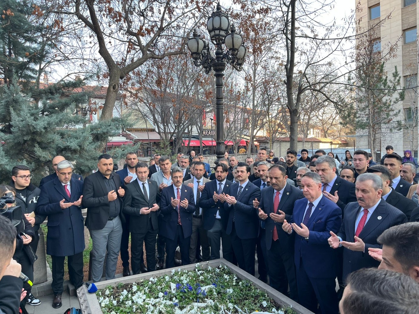 Şehit Muhsin Yazıcıoğlu’nu kabri başında ziyaret eden Erenler Belediye Başkanı Şenol Dinç, “Kendisinin izinde ülkemiz ve milletimiz için durmadan ve yorulmadan çok çalışmaya devam edeceğiz” dedi.