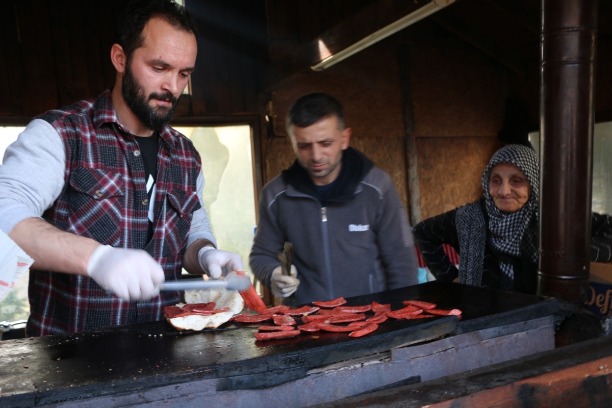 Kartepe'de Sucuk Ekmek Keyfi: Sis Dağı Restoranı'nda Unutulmaz Bir Deneyim
